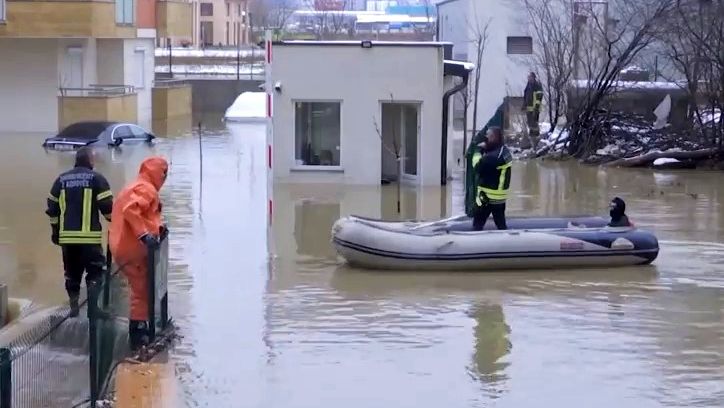 Video z Albánie a Kosova: Země se potýkají s rozsáhlými záplavami